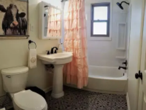 Harris House - Blocks away from quaint downtown Oneonta, Shopping and Food 오니온타 호텔