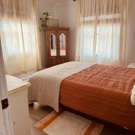 Pet Friendly 5-bedroom cottage just a 16-minute walk to Outer Banks Beaches
