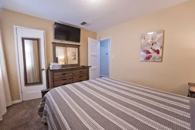 BFL Airport Casita, 2 bed 1 bath Great backyard! Wifi & A/C! 메도우즈 필드 공항 주변 호텔