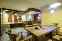 Charming Villa with Large Heated Pool, 2 Tennis Courts, Jaccuzzi Hotels in Butkovici