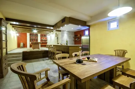 Charming Villa with Large Heated Pool, 2 Tennis Courts, Jaccuzzi Отели в г. Butkovici