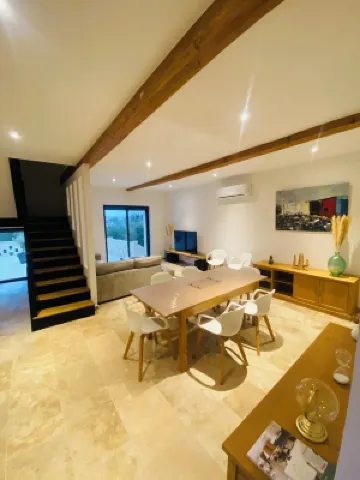 Magnificent 9-person house close to town center.