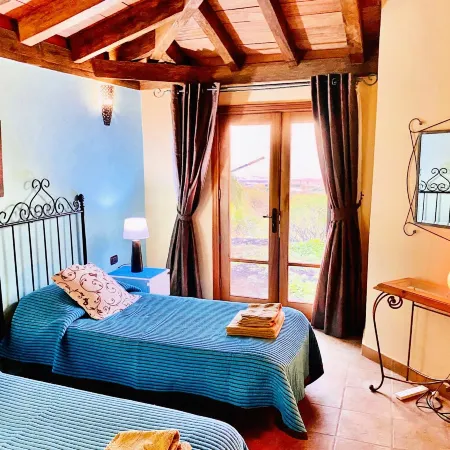 Large Heated Pool, Hot Tub, Bar, Games Room, Gym, 2 Caves, New Outdoor Kitchen