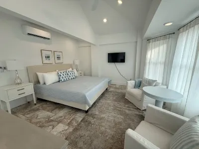 Fully Renovated Luxury House Pool! Huge 5 Bd 5 BA 9 Bed! Sleeps 16! 2 Golf Carts