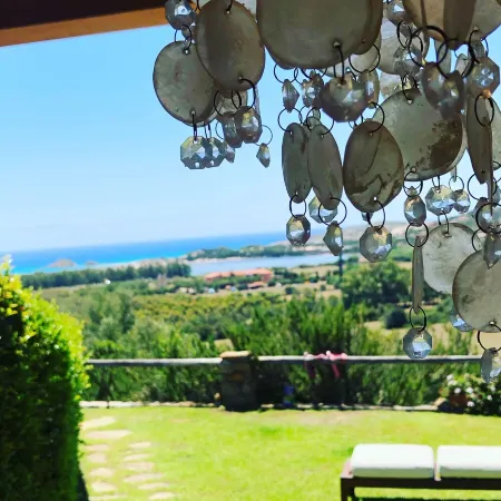 Spectacular sea view of the entire bay of Su Giudeu. King size bed +topper