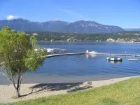 Cozy condo beside lake with mountain view / 2bd 2bth + Den Hotels in Invermere