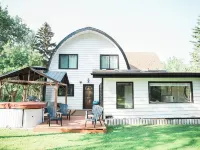 Rustic Cabin with glamour. Private, mature trees & close to provincial park Hotels in Strathcona County
