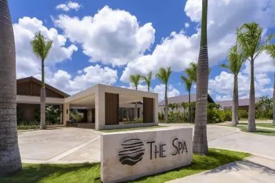 Prepare to be pampered! Golf, lagoon & ocean vista views  at Tres Palmas Villa! Hotels in 