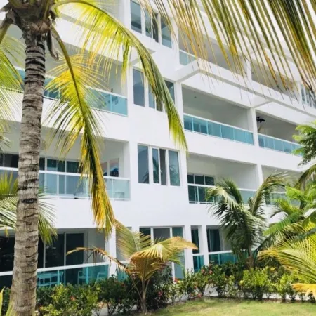 Beautiful 2 bedroom unit, free wifi, pool 3 minutes walk from beach
