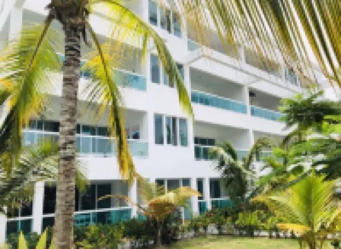 Beautiful 2 bedroom unit, free wifi, pool 3 minutes walk from beach