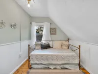 Adorable Cottage, 5 min walk to water & town Hotels in Westbrook