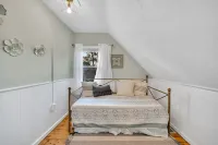 Adorable Cottage, 5 min walk to water & town Hotels in Westbrook