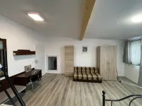 8P-Modern and newly renovated spacious apartment on two levels