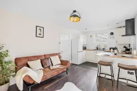 Peaceful, Homely, Pet Friendly with Private Parking - Holiday Apartment 13B