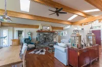 "The WhaleHouse"~ Upscale, 4000 Sq Ft Home For Large Family / 3.8 acres