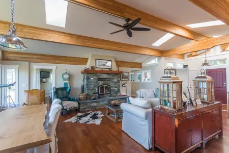 "The WhaleHouse"~ Upscale, 4000 Sq Ft Home For Large Family / 3.8 acres