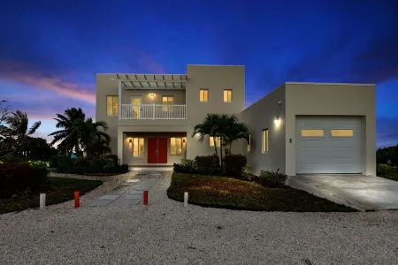 Saffron House Oceanfront and Direct Beachfront 3 BR 2.5 Bath Home