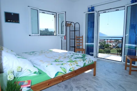 Spacious apartment near the beach with a unique view of Finikounda