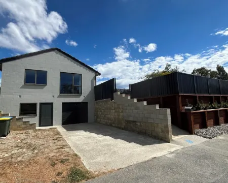 Elevated Mountain Views on Waenga Hotels in Cromwell