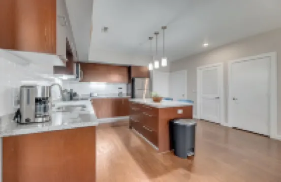 Plush 2Br Cal King Suite Close to Everything