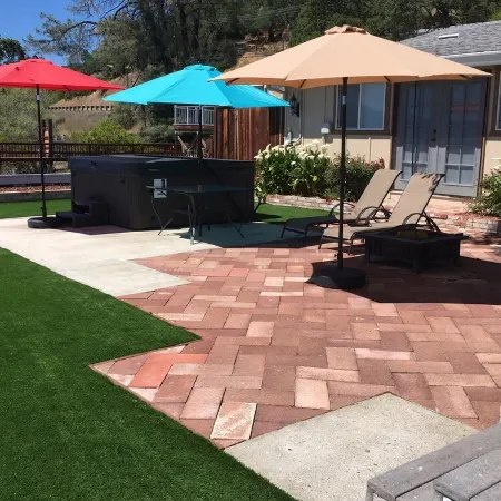 Beautiful 5 Bedroom, 3 bath waterfront home on Clearlake w/private hot tub
