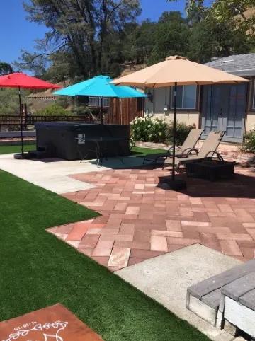 Beautiful 5 Bedroom, 3 bath waterfront home on Clearlake w/private hot tub