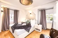up to 16 pax, BBQ, sunbeds, bikes, close to ski areas, lake region and town