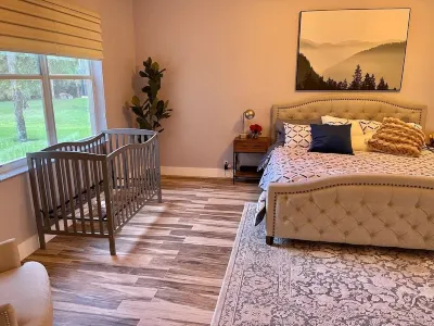 PARKLAND MANSION • SPACIOUS & HUGE YARD Publix Super Market at Parkland Commons附近的飯店