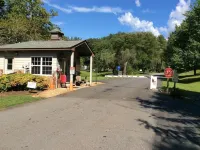 Bear Paw Resort ,high speed   internet , gas fireplace,firepit ,sleeps 8