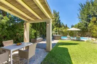 Petrinos Cottage in Dassia, Private pool, A/C, WiFi, 300m to the beach.