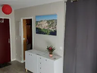 Studio type T2, hypercentre, furnished with air conditioning and parking Hotels in Gramat