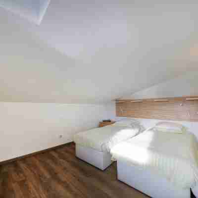 New apartment, superb lake and mountain views. Rooms