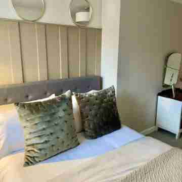 Fab Garden Apt + Outside Space + Free Parking Central Montpellier Cheltenham Rooms