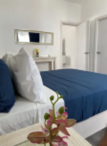 Roomy, 4 minutes to  beach and restaurants,  or you can also walk