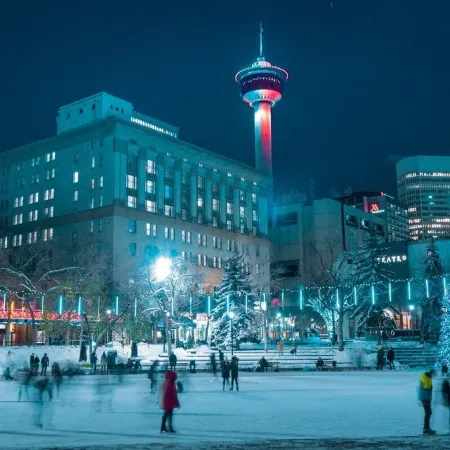 Upscale Historic Loft | TOP FLOOR | Downtown | Free Parking Отели рядом с достопримечательностью «Станция C-Train Calgary Zoo»