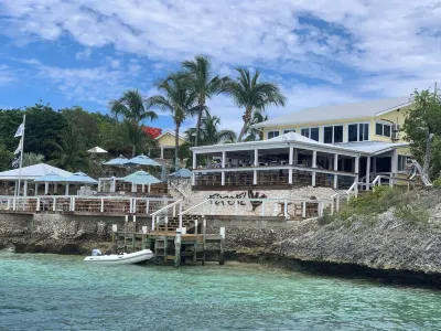 Relax in a beautifully renovated beach villa on a legendary beach! 酒店