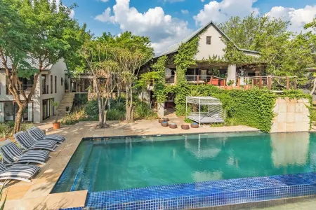 Luxurious Hideaway Villa Отели рядом с достопримечательностью «Four Seasons Garden»