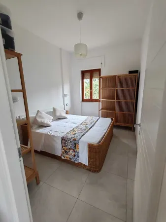 FLOWERFLY BY THE SEA IN SANT'AGNELLO Отели рядом со станцией S. Agnello