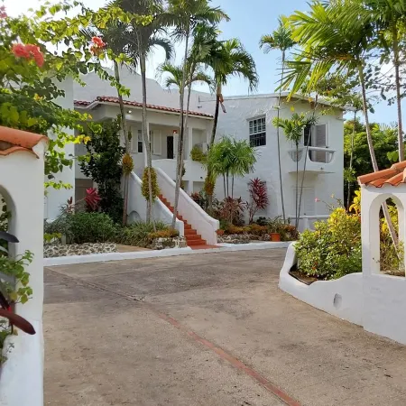 Large Secure 2 Bedroom Apartment with large pool steps to Mullins Beach