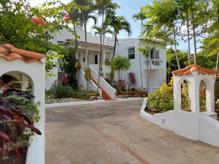 Large Secure 2 Bedroom Apartment with large pool steps to Mullins Beach
