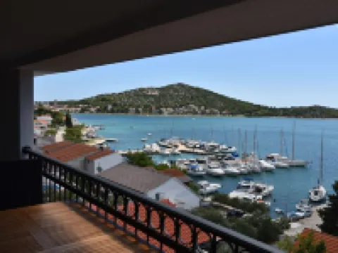 Villa Pina Tisno Penthouse apartment by the sea 140 m2 in Tisno-Dalmatia Hoteles en Tisno