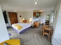 Cozy private studio nestled amongst the Rainforest. Café and amenities onsite.
