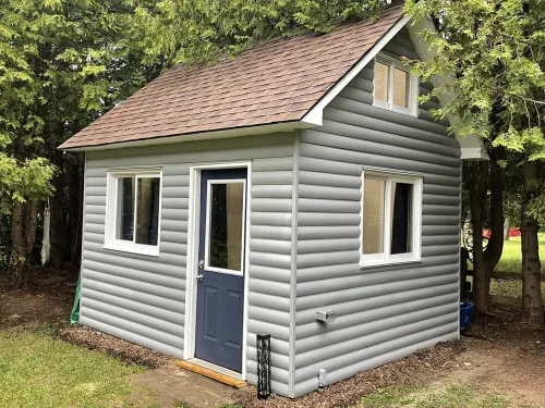 休倫湖畔崖坡上的湖景小屋，配有通往沙灘的私人樓梯