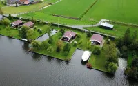 Spend the night on the water in Tiny House / Trekkershut Comfort / Mini Bungalow Hotel a Leimuiden
