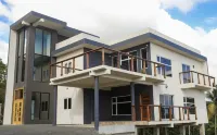 Luxury villa with sky pool and scenic ocean views, 10 mins from airport Các khách sạn ở 