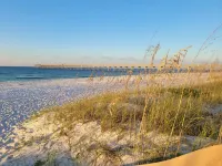 Cottage with awesome outdoor living area 5 minutes to Navarre Beach!