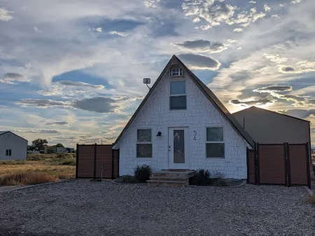 Desert Lake Cottage: Lake fun and desert adventuring