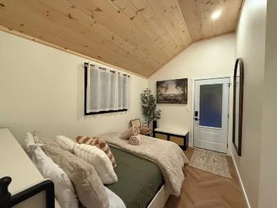 Bala Vida Cottage Steps to Lake Muskoka with Fire Pit & New Cedar Barrel Sauna Kee to Bala 주변 호텔