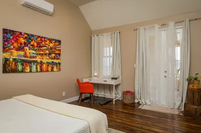 Moko Jumbie - "Premier Suite" - Entire Condo Hotels in 