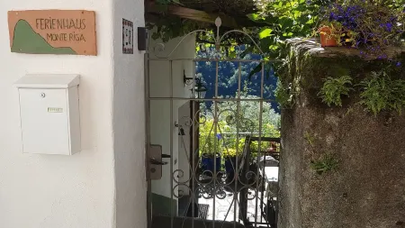 quiet, sunny, stylish, with wide valley view to south from terrace and balcony Отели рядом с достопримечательностью «Ronco»